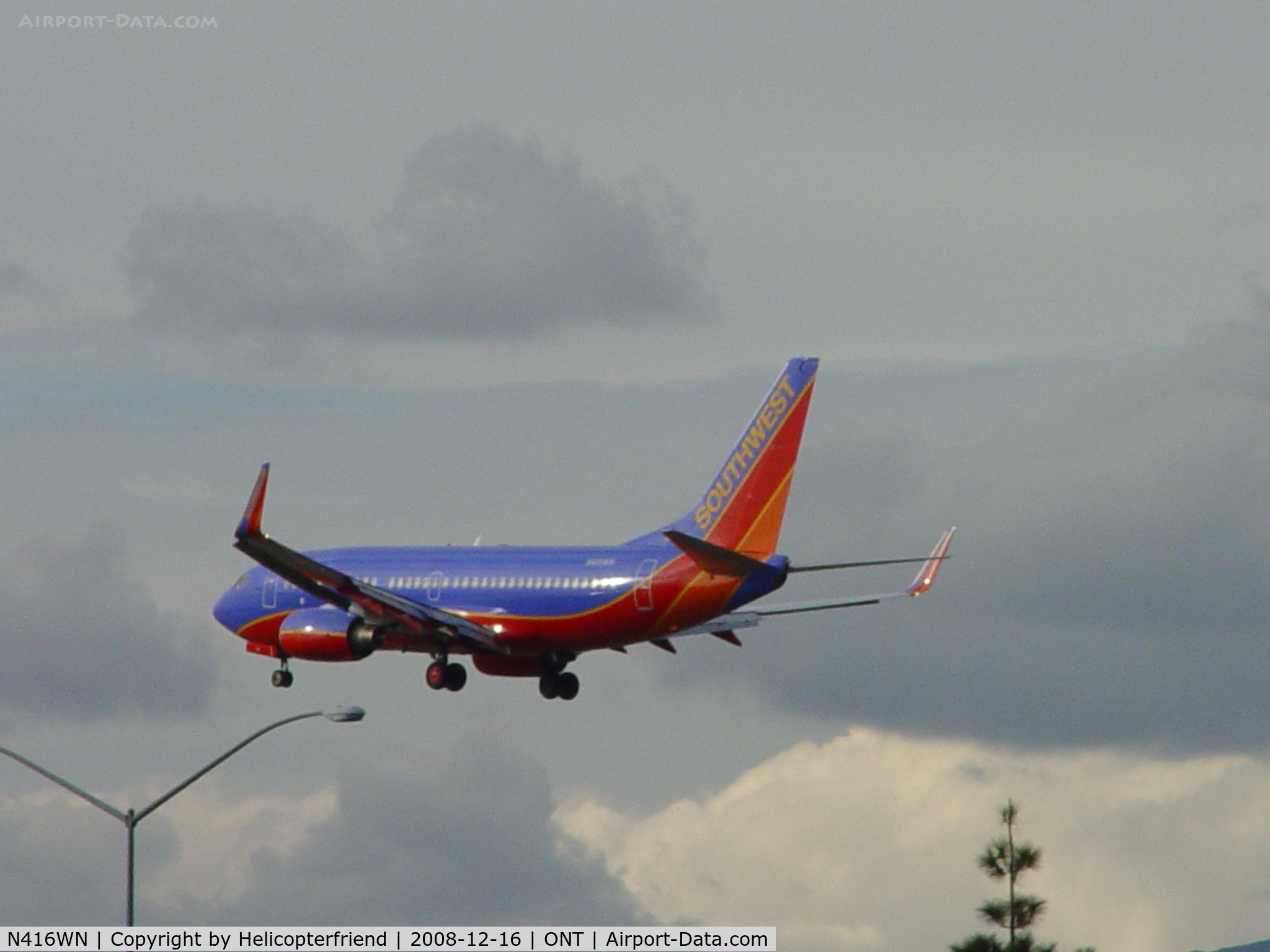 N416WN, 2001 Boeing 737-7H4 C/N 32453, Over the outer fece a Ontario Airport