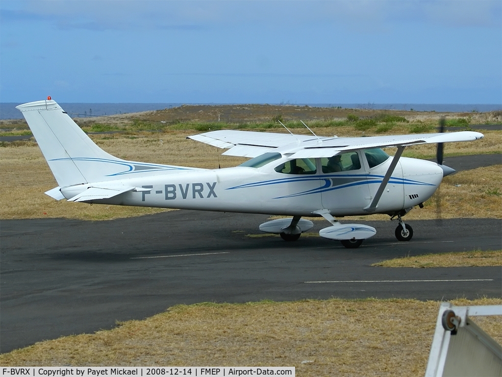 F-BVRX, Cessna 182P Skylane C/N 18263110, Arriving at general aviaition park