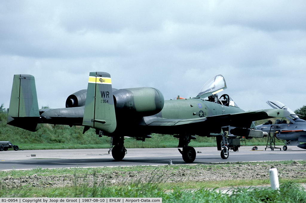 81-0954, 1981 Fairchild Republic A-10A Thunderbolt II C/N A10-0649, Two A-10s came to Leeuwarden after a malfunction over the ranges. This was corrected by local personnel, so the aircraft left the same day.