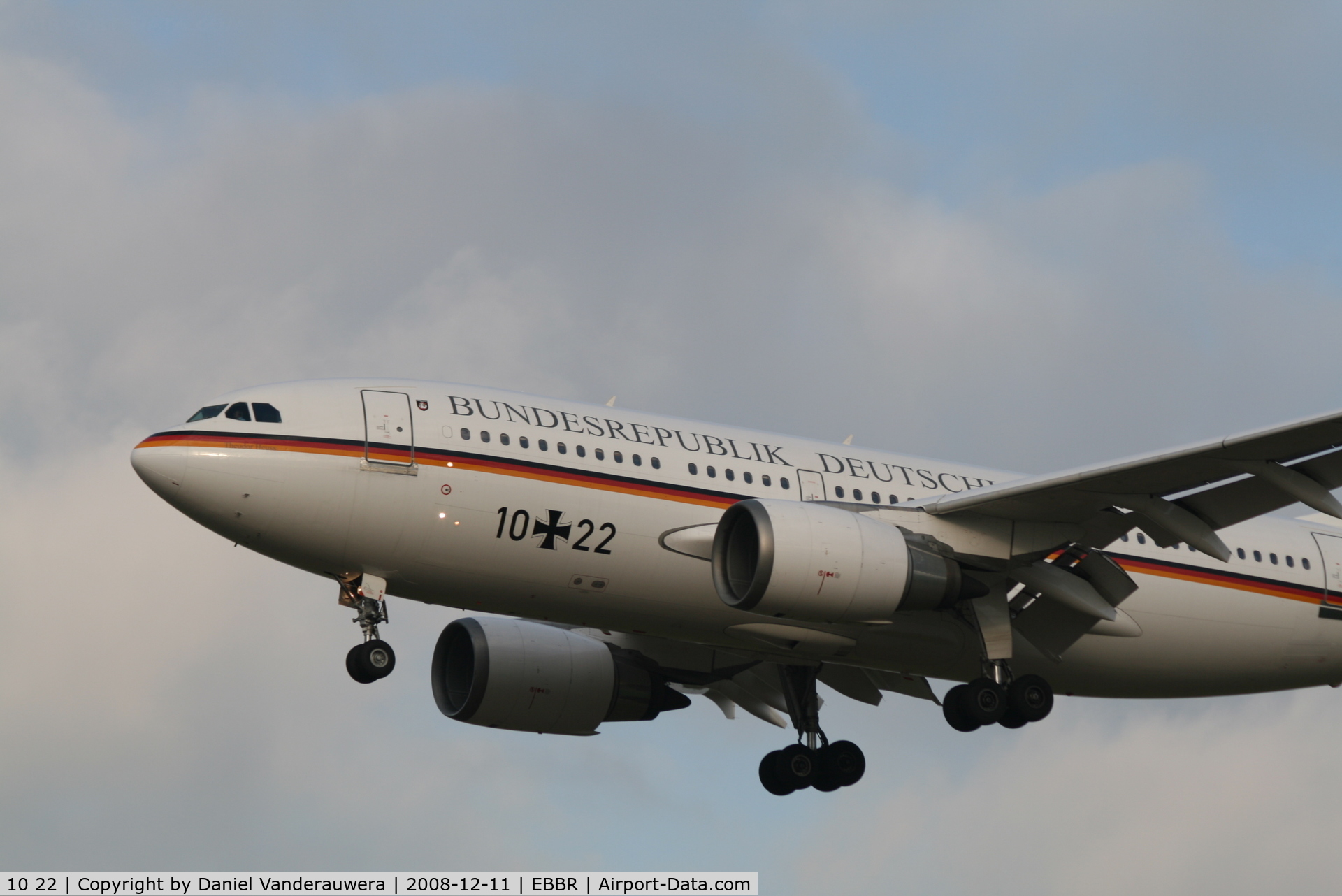 10 22, 1989 Airbus A310-304 C/N 499, Arriving to rwy 25L