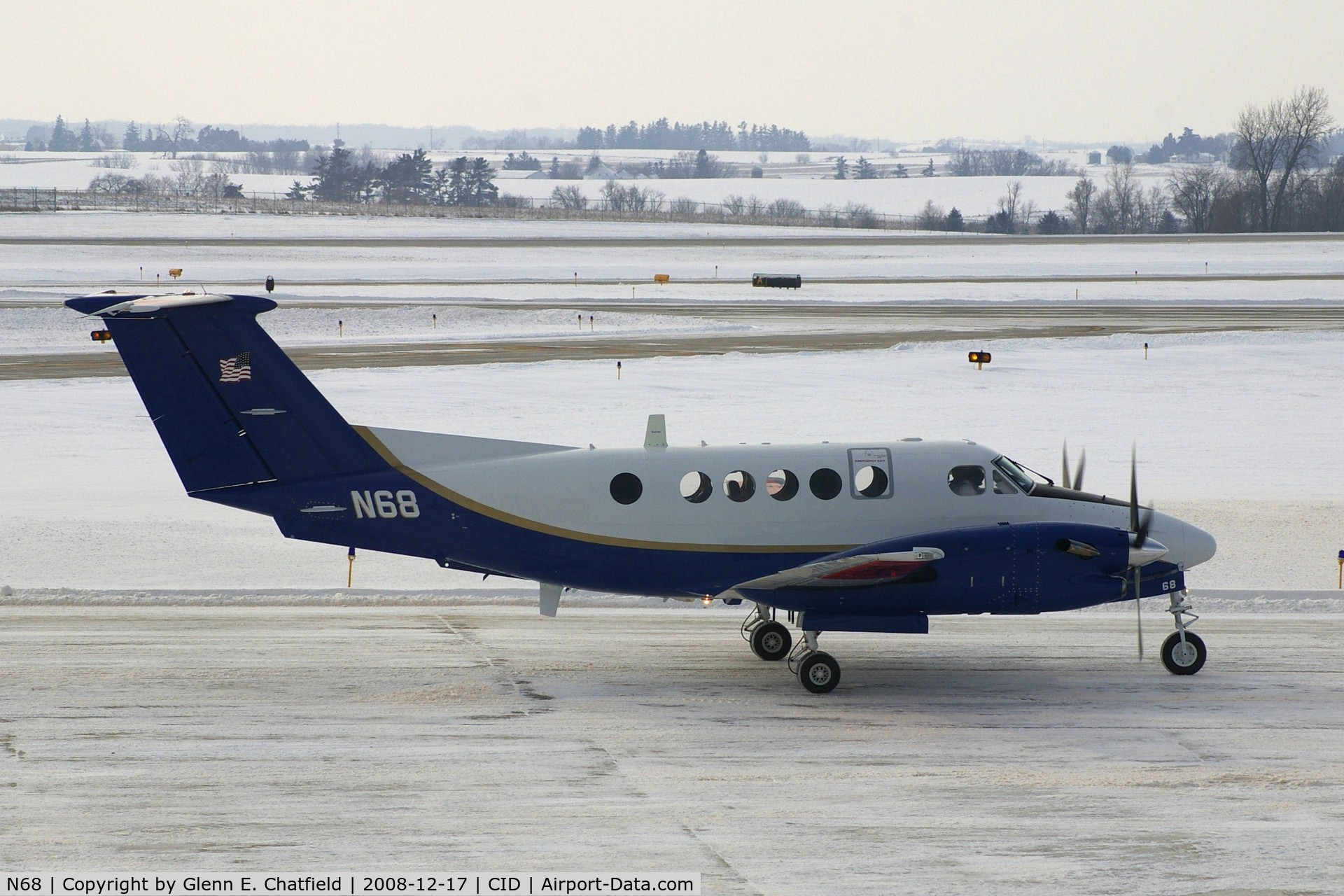 N68, 1988 Beech 300 C/N FF-3, Taxiing to Rockwell-Collins