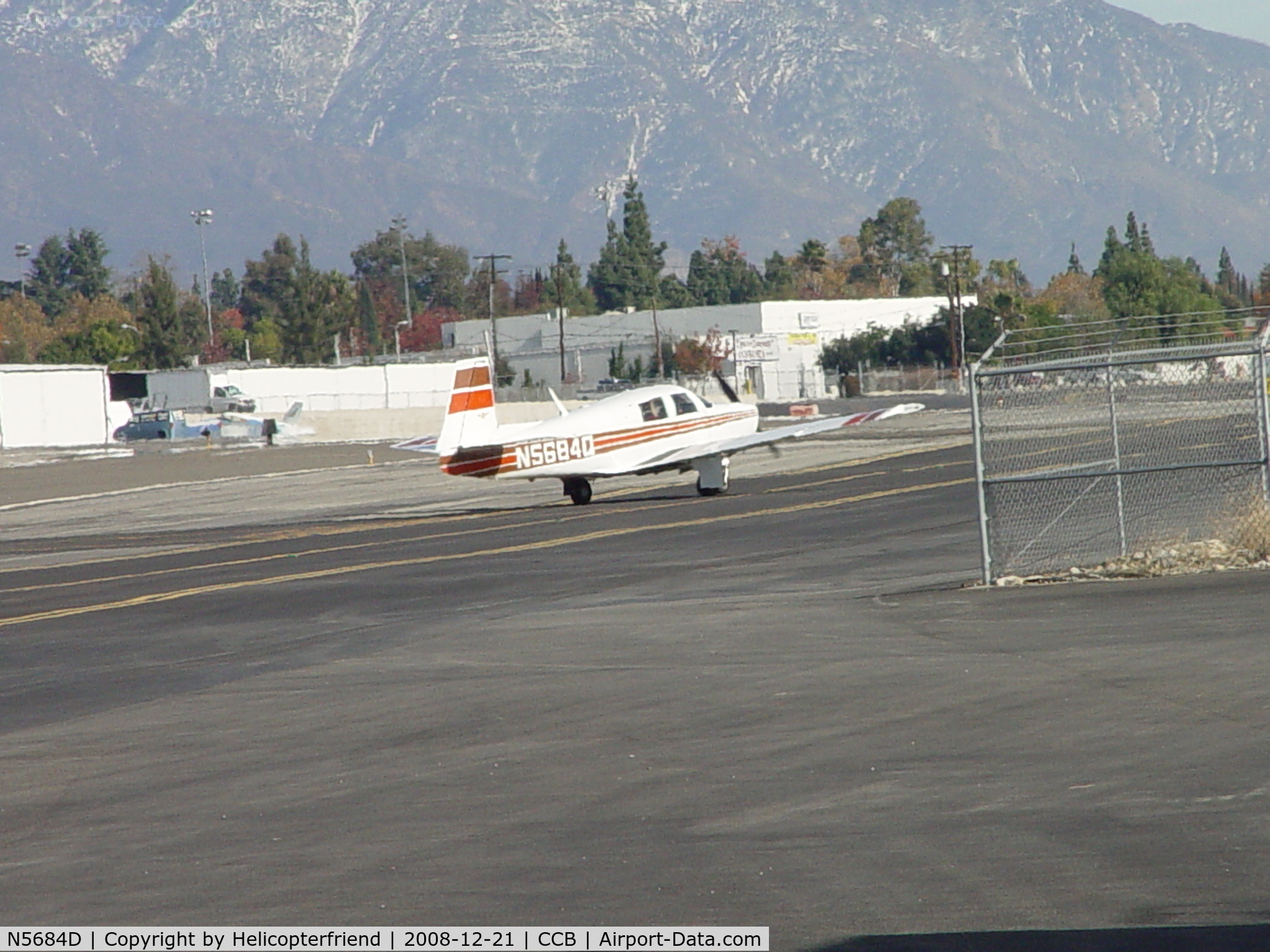N5684D, Mooney M20J 201 C/N 24-3064, Taxiing back towards Cable tower
