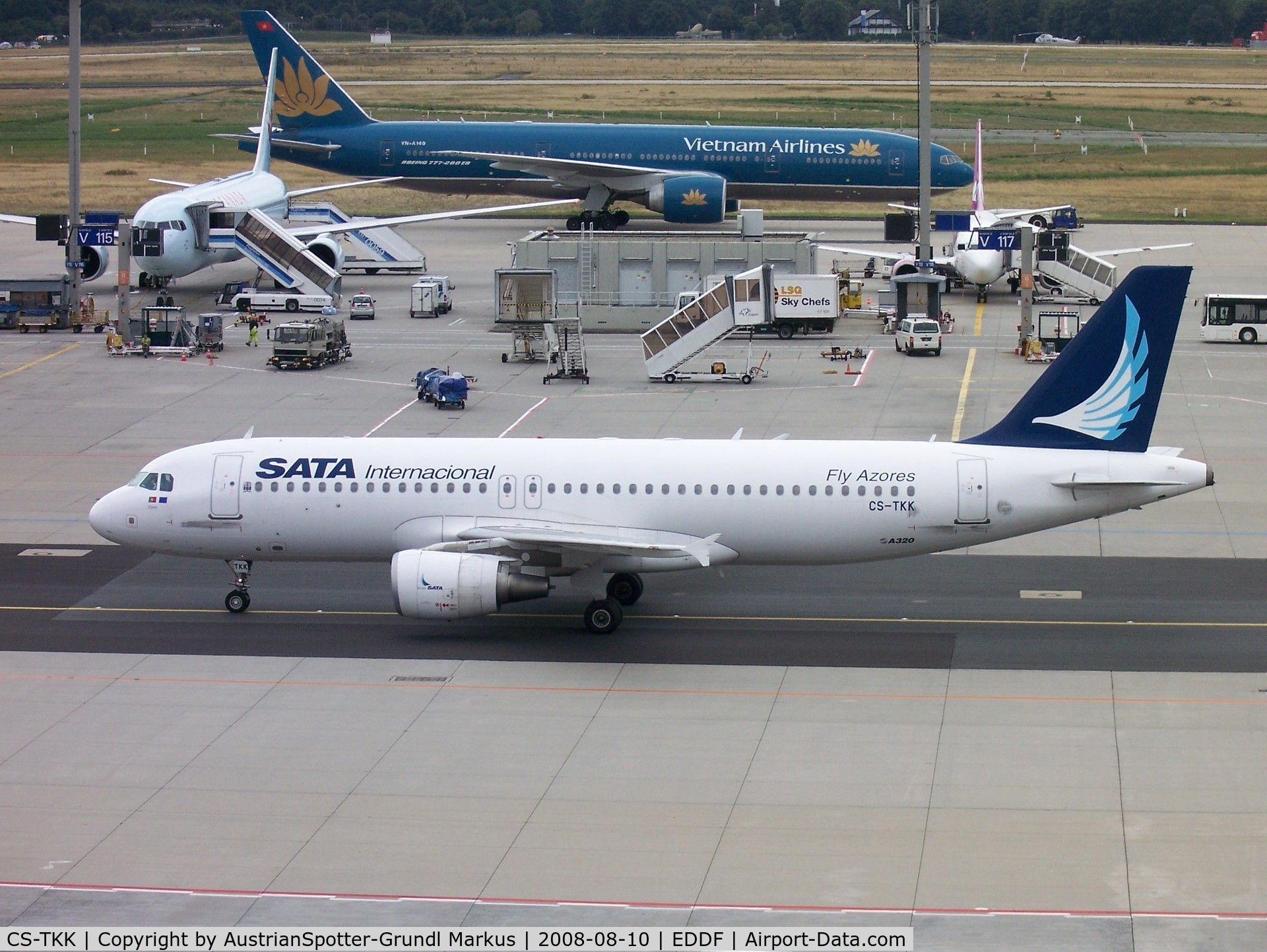 CS-TKK, 2005 Airbus A320-214 C/N 2390, SATA International Airlines