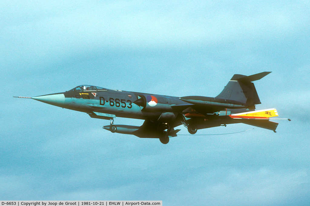 D-6653, Lockheed F-104G Starfighter C/N 683-6653, Normally during a target towing mission the darts were winched out and dropped afterwards. This F-104 had a problem causing the dart to stick underneath the wing. Landing with the dart still attached was a rough ride!