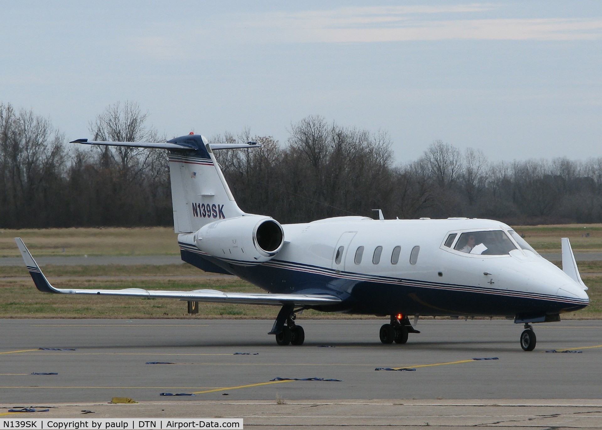 N139SK, 1983 Gates Learjet 55 C/N 082, Taxiing at Downtown Shreveport.