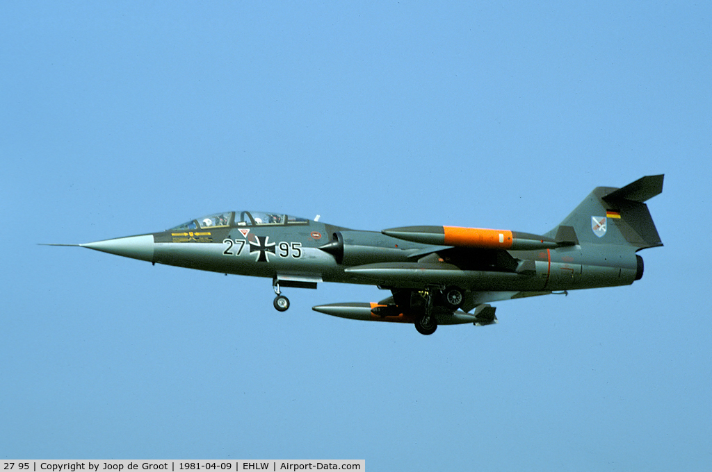 27 95, Lockheed TF-104G Starfighter C/N 583F-5925, This TF-104G arrived at Leeuwarden with an emergancy. It departed later that day.