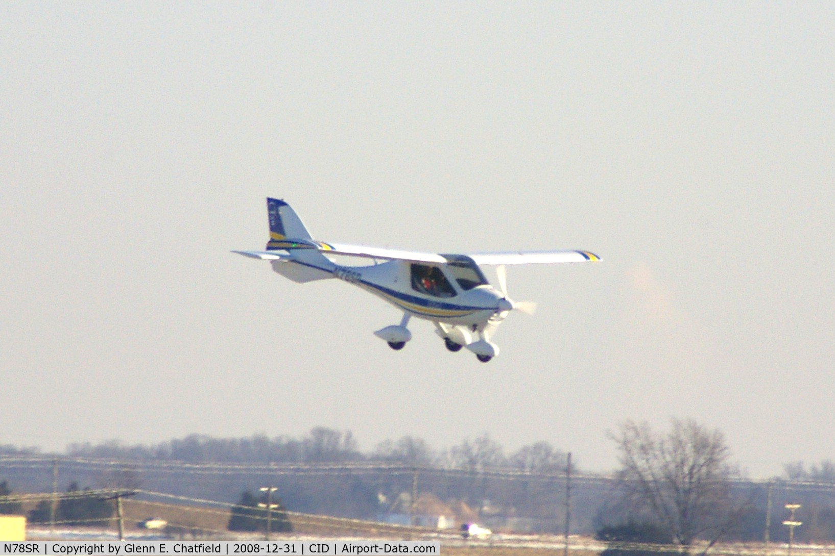 N78SR, 2006 Flight Design CTSW C/N 06-04-12, On final for touch and go, runway 27.  Shot with 450mm and 1.7 multiplier, and then cropped!