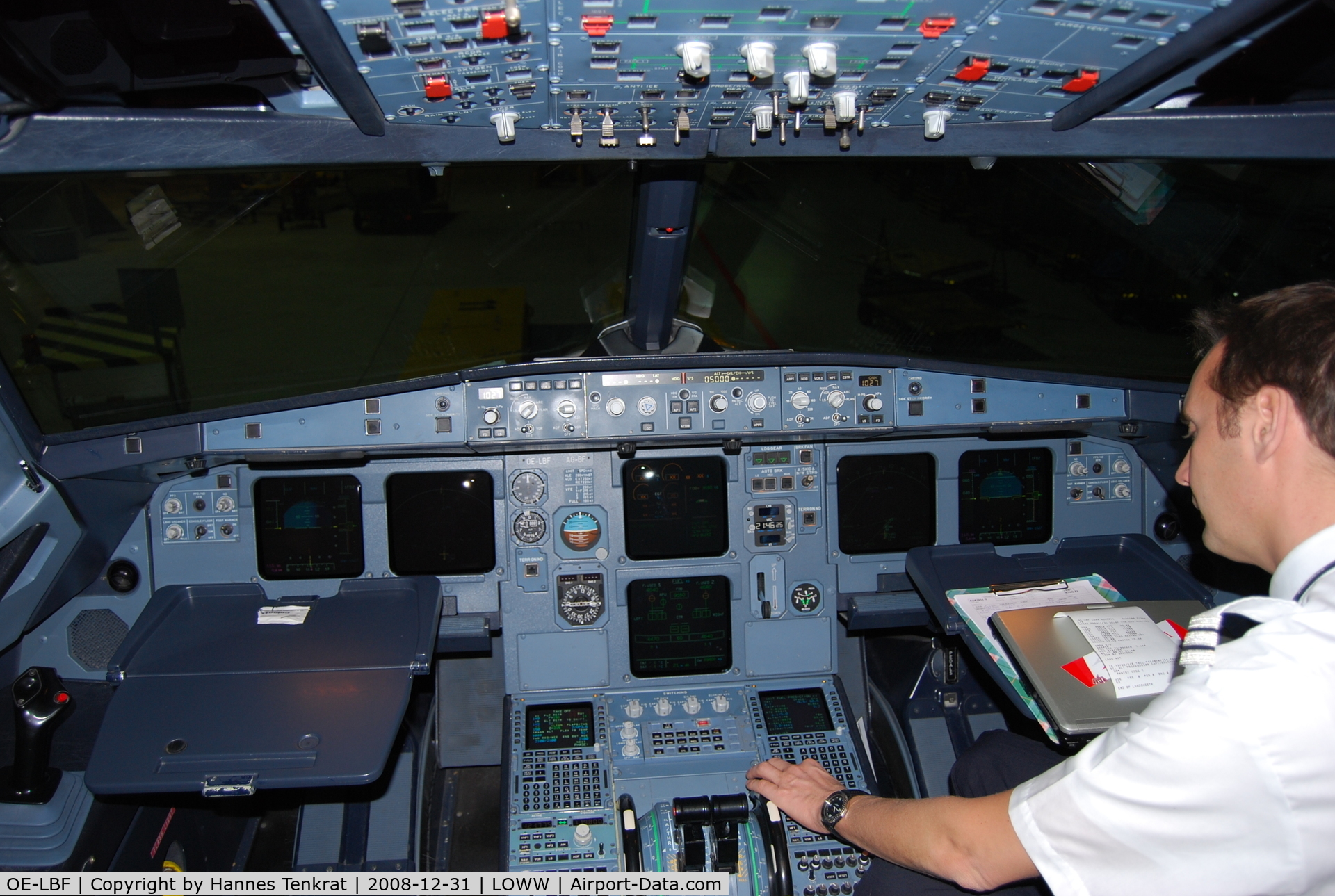 OE-LBF, 2001 Airbus A321-211 C/N 1458, Cockpit of Austrian Airlines Airbus A321 