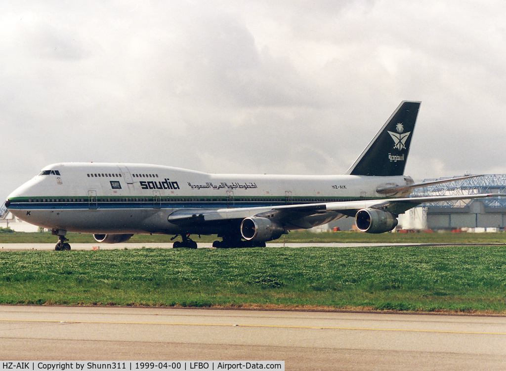 HZ-AIK, 1985 Boeing 747-368 C/N 23262, Arriving from flight and rolling to the terminal... Hadjj flight...