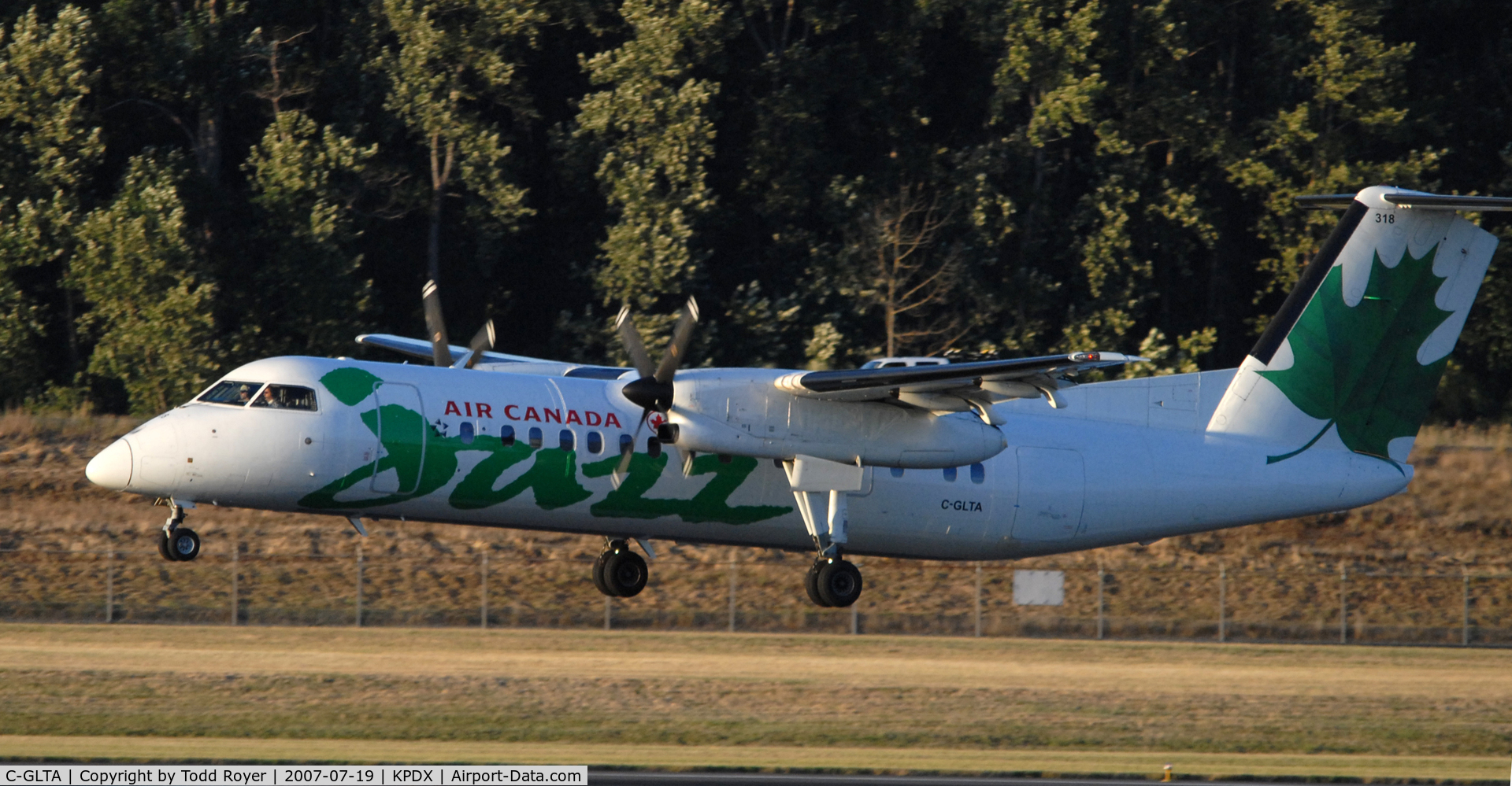 C-GLTA, 1989 De Havilland Canada DHC-8-301 Dash 8 C/N 154, Landing 28R at PDX