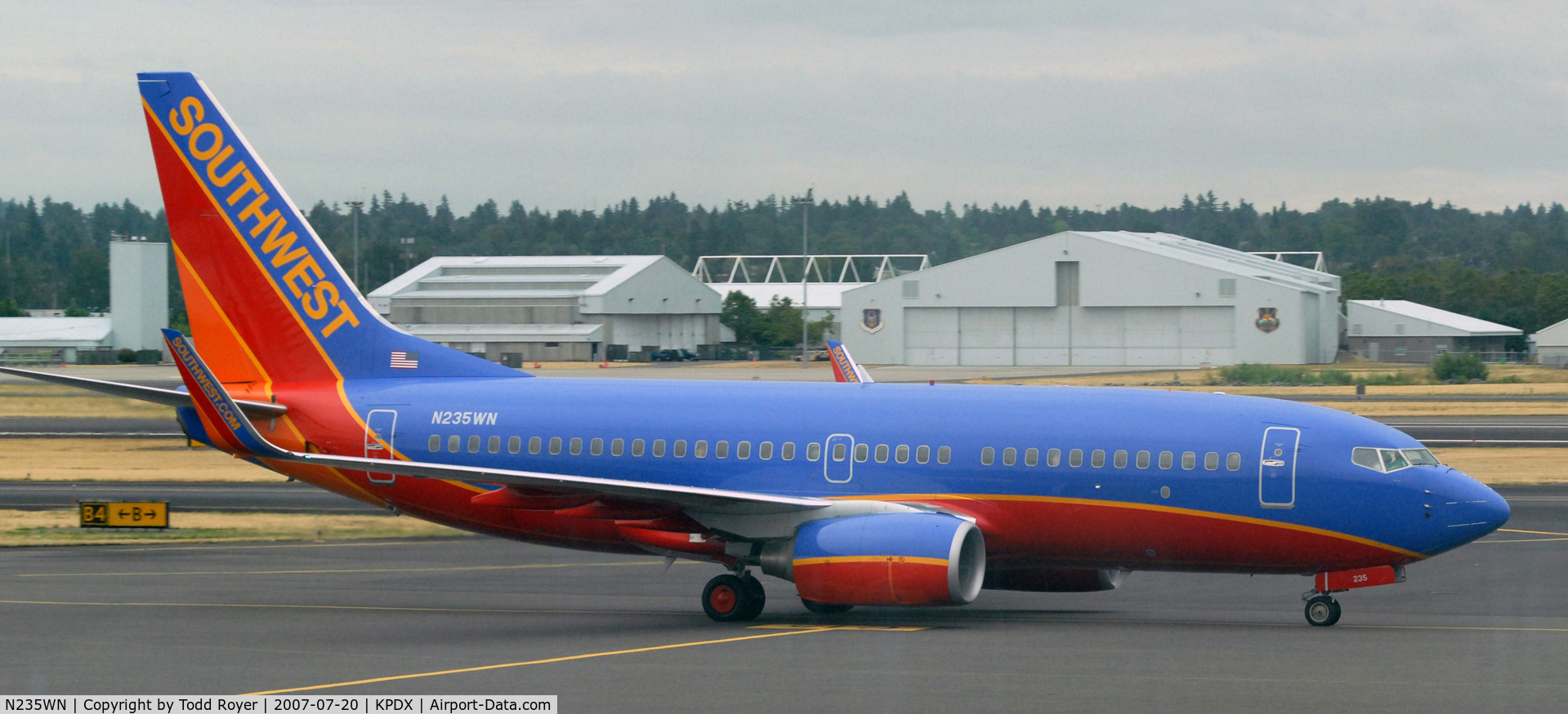 N235WN, 2006 Boeing 737-7H4 C/N 34630, Taxi for departure