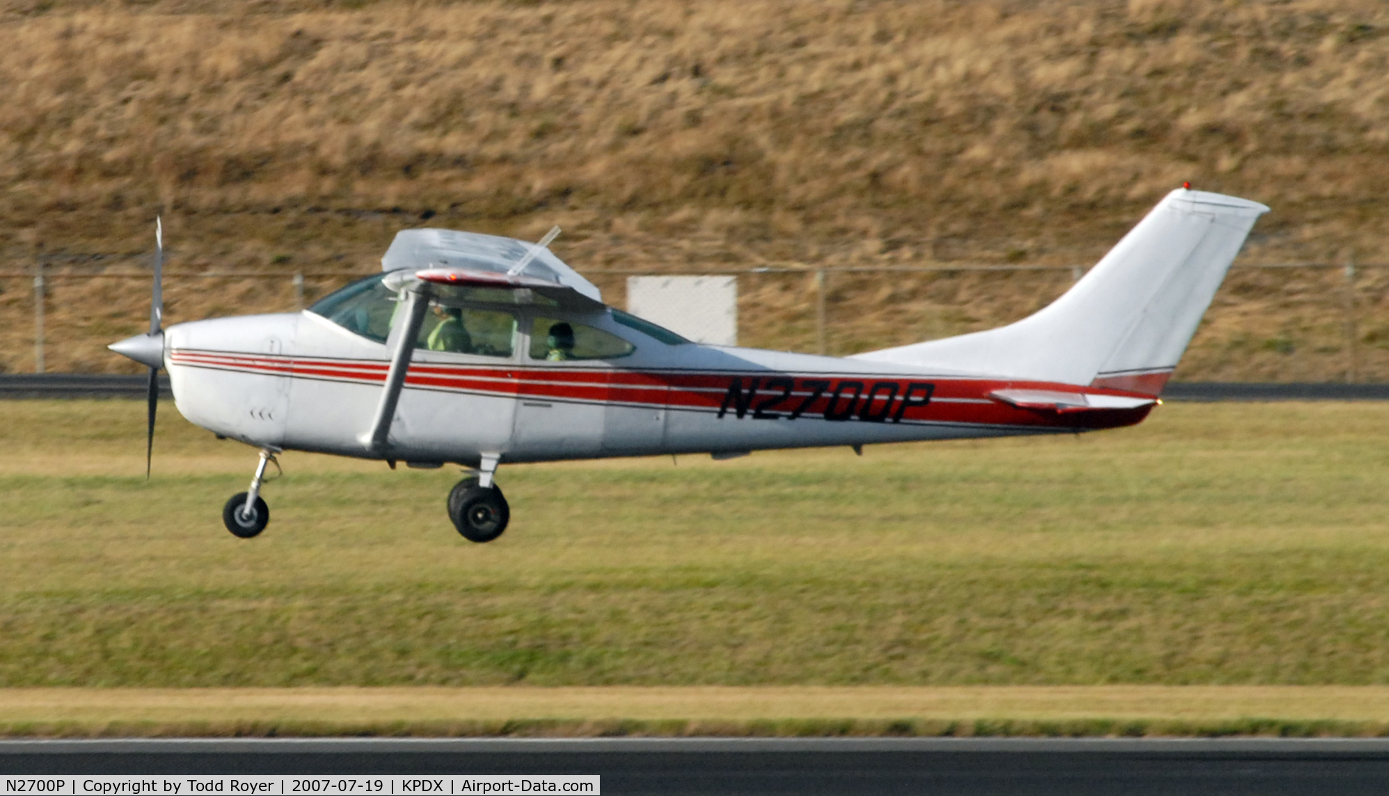N2700P, 1967 Cessna 182K Skylane C/N 18257803, Landing 28R at PDX