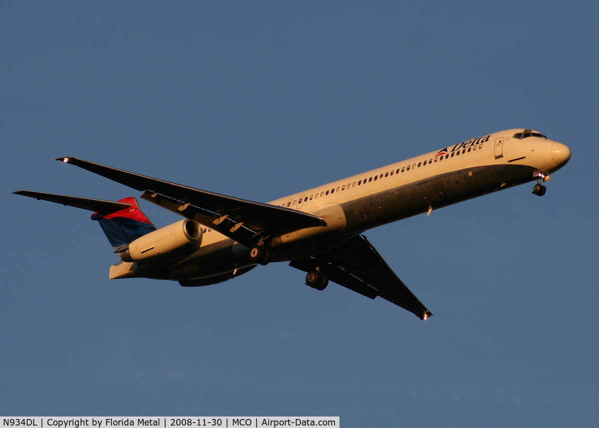 N934DL, 1989 McDonnell Douglas MD-88 C/N 49721, Delta MD-88