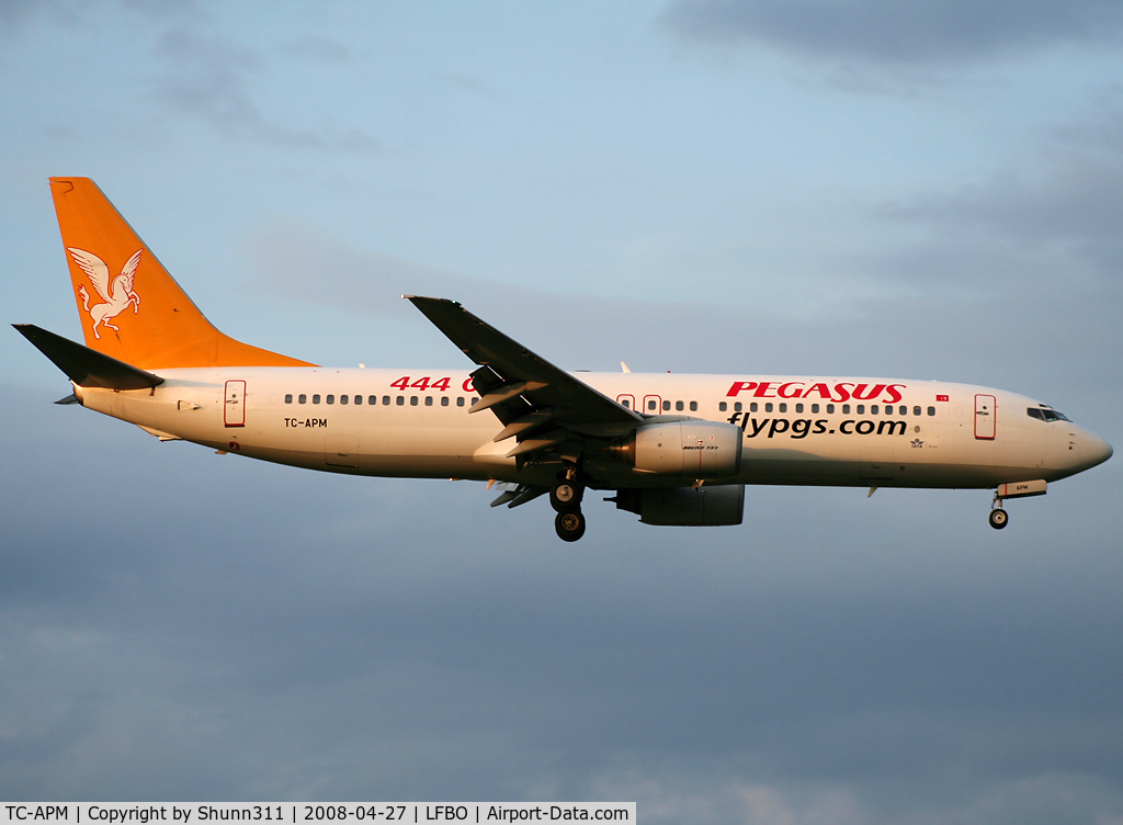 TC-APM, 1998 Boeing 737-809 C/N 28403, Landing rwy 14R