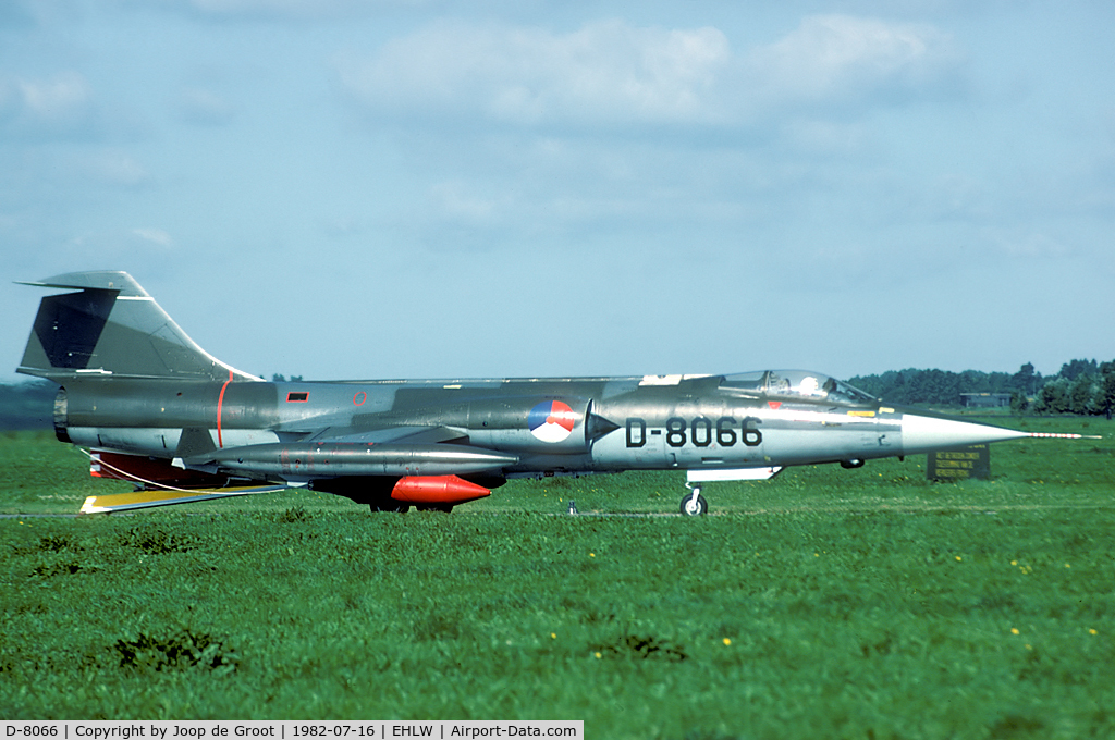D-8066, Lockheed F-104G Starfighter C/N 683-8066, During the summer of 1982 D-8066 was based at Leeuwarden as target tow aircraft. The large dart was attached to the left pylon, where the winch was at the right.