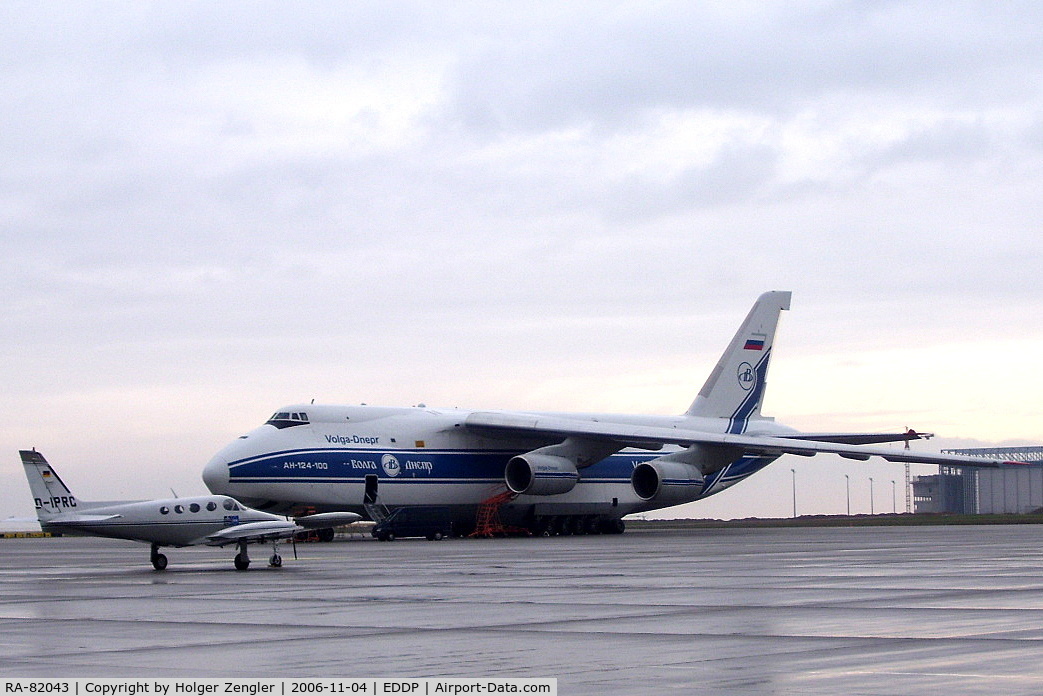RA-82043, 1990 Antonov An-124-100 Ruslan C/N 9773054155101/0607, How big an AN-124-100 is?