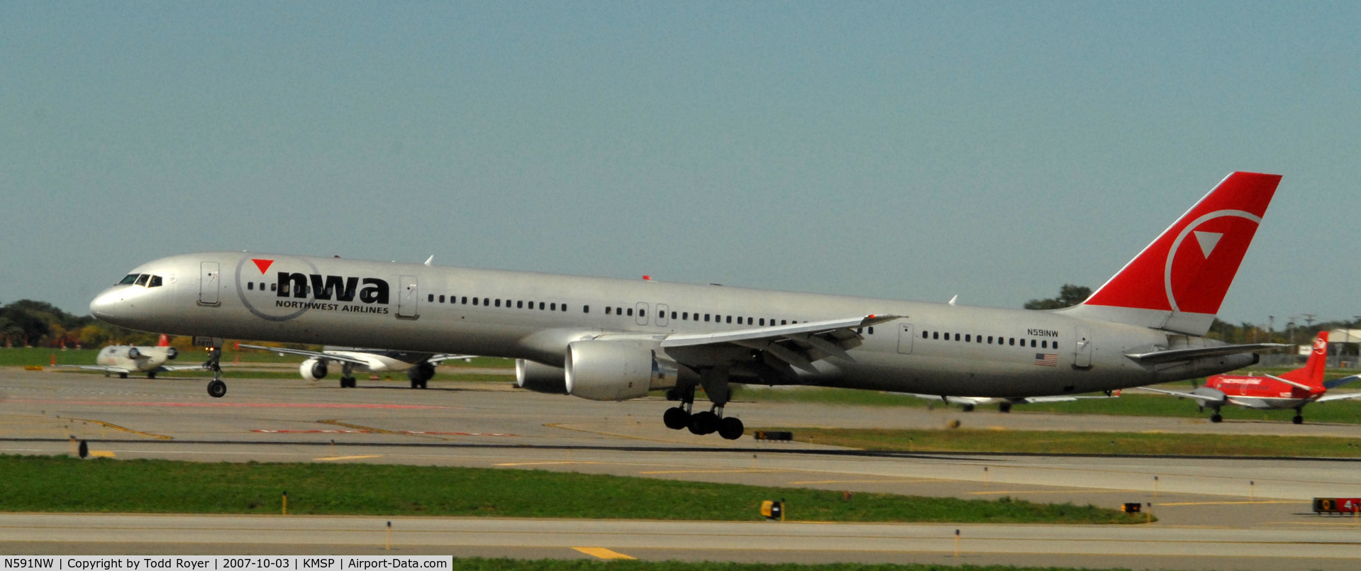 N591NW, 2003 Boeing 757-351 C/N 32991, Landing Runway 22 at MSP