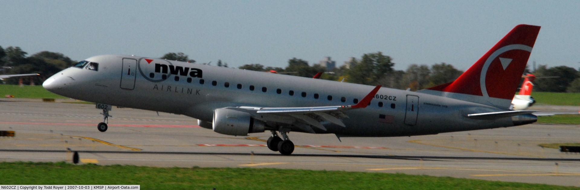 N602CZ, 2007 Embraer 175LR (ERJ-170-200LR) C/N 17000171, Landing Runway 22 at MSP