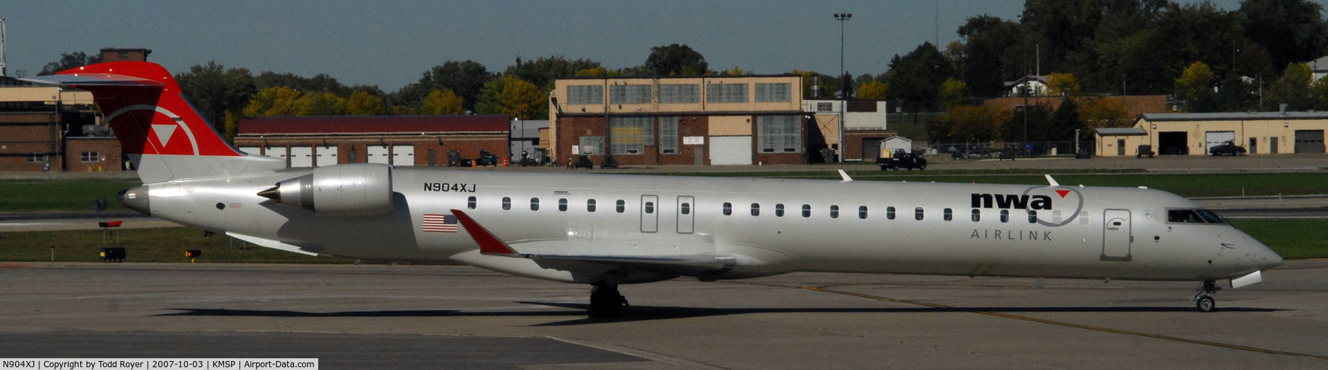 N904XJ, 2007 Bombardier CRJ-900ER (CL-600-2D24) C/N 15135, Taxi to gate