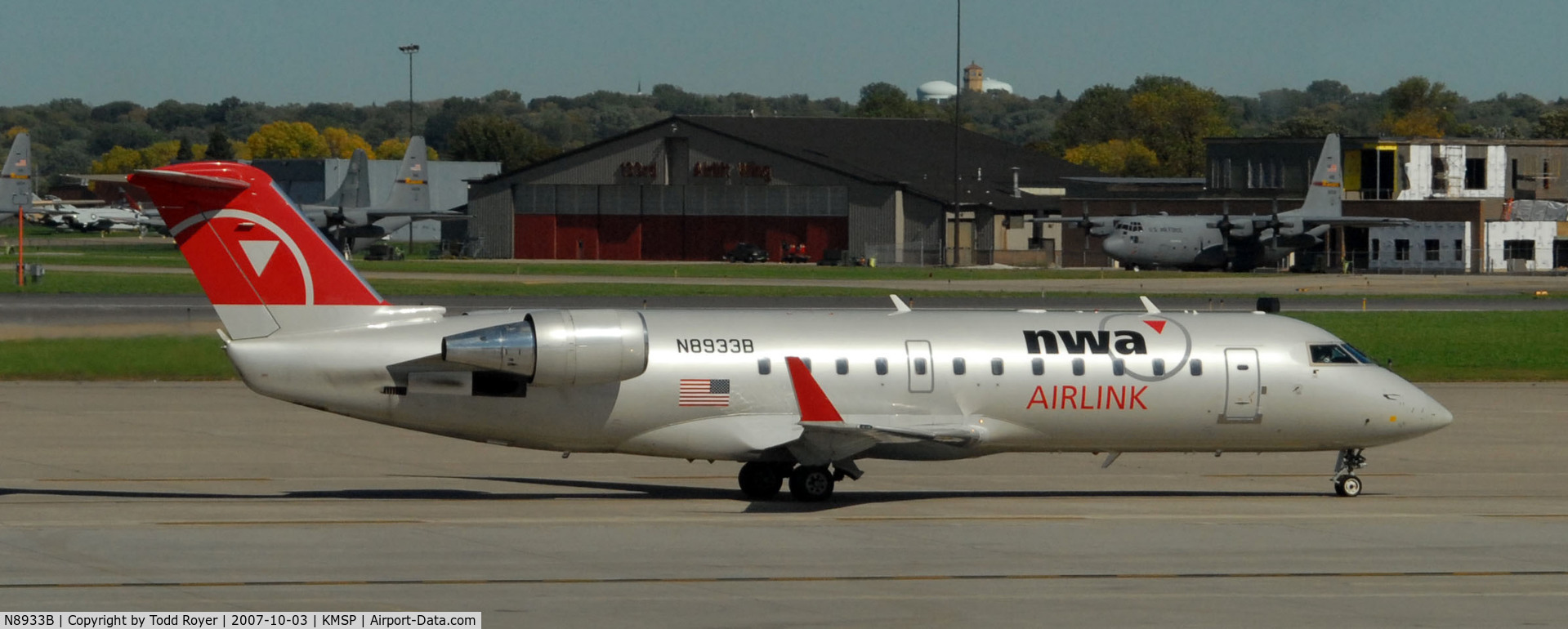 N8933B, 2004 Bombardier CRJ-200 (CL-600-2B19) C/N 7933, Taxi to gate