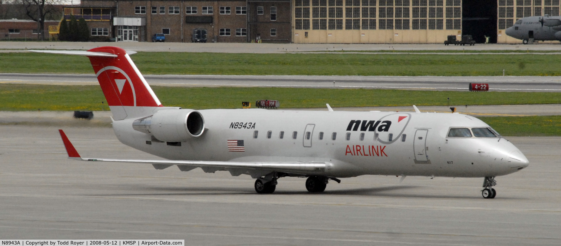 N8943A, 2004 Bombardier CRJ-200 (CL-600-2B19) C/N 7943, Taxi to gate