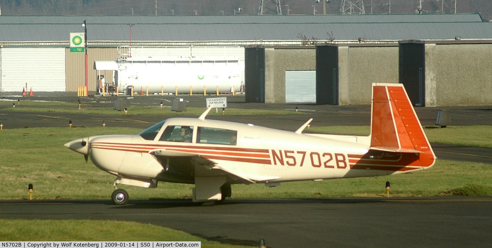 N5702B, 1983 Mooney M20J 201 C/N 24-1417, rolling