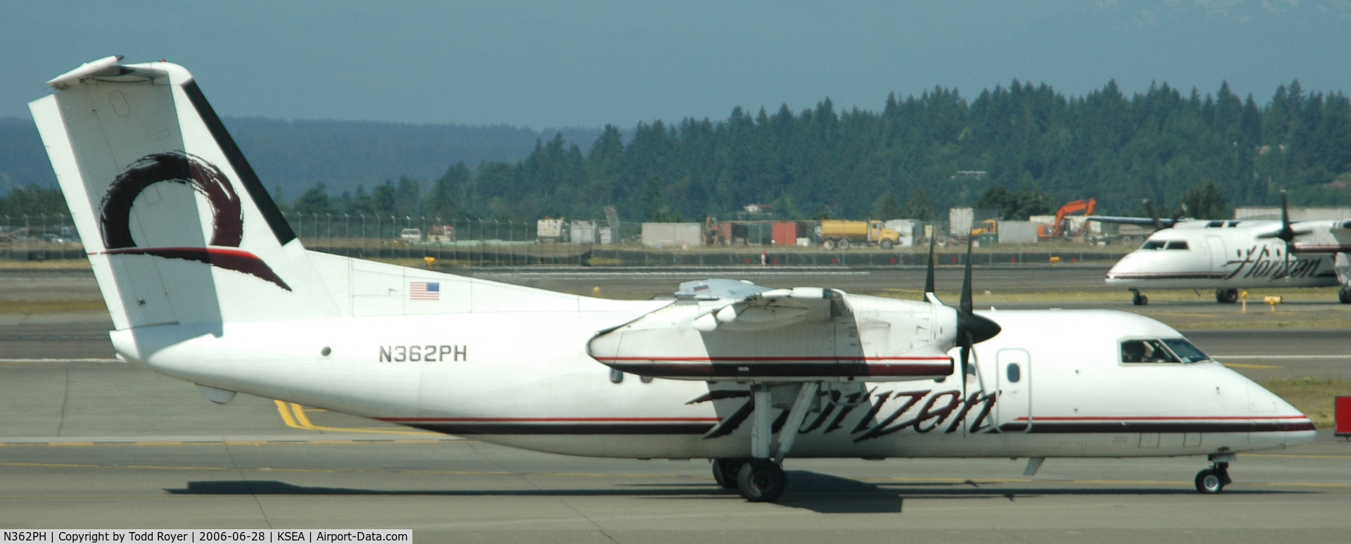 N362PH, 1998 Bombardier DHC-8-202 Dash 8 C/N 518, Taxi for departure