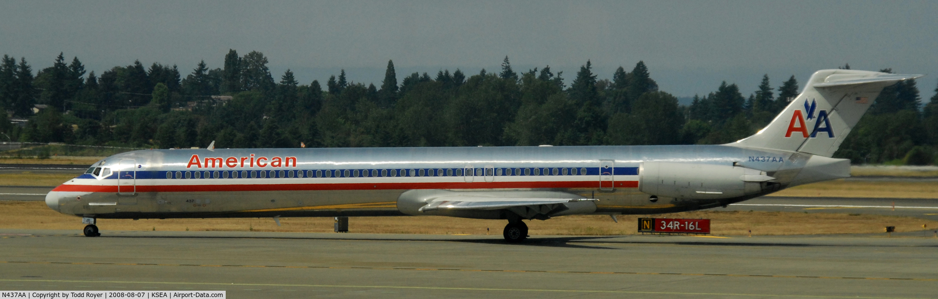 N437AA, 1987 McDonnell Douglas MD-83 (DC-9-83) C/N 49455, Taxi to gate