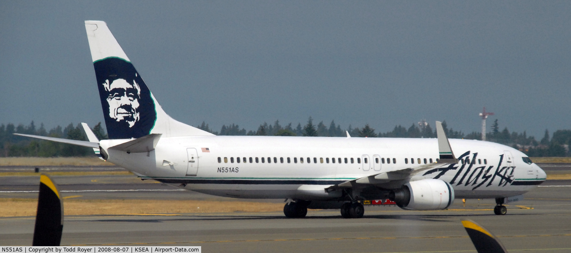 N551AS, 2006 Boeing 737-890 C/N 34593, Taxi to gate
