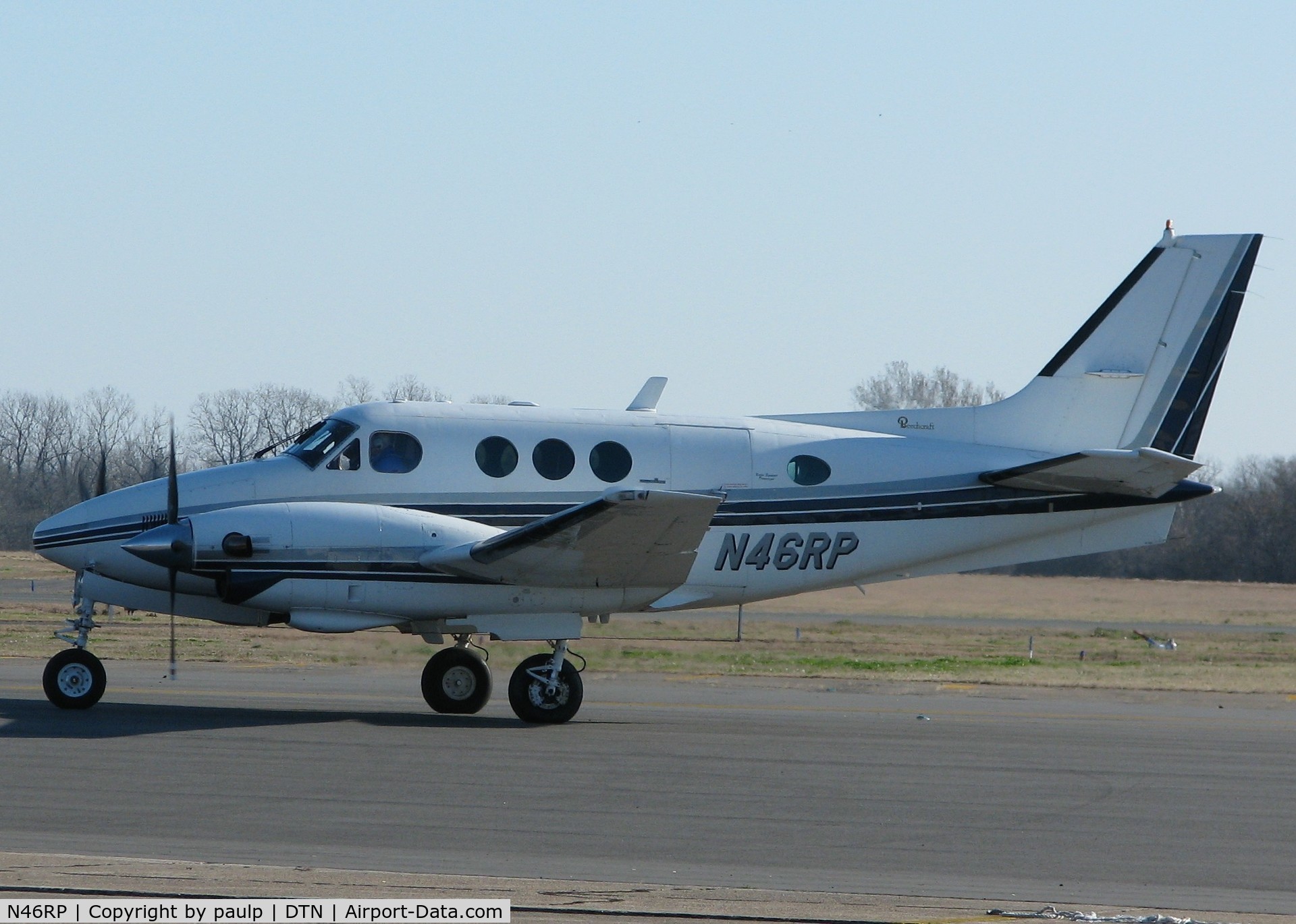 N46RP, 1976 Beech E-90 King Air C/N LW-193, Parking at the Downtown Shreveport airport.