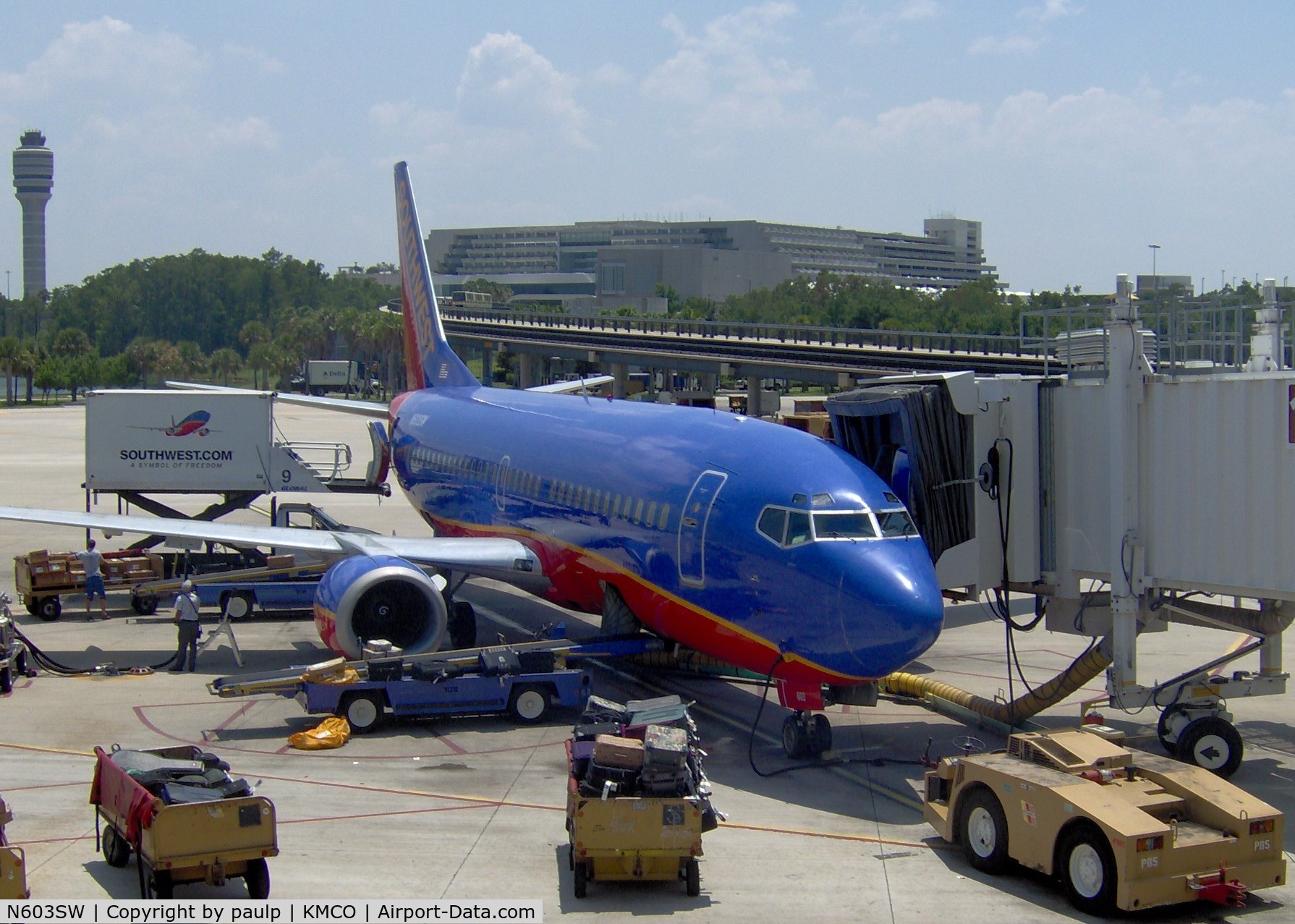 N603SW, 1995 Boeing 737-3H4 C/N 27954, Getting a quick turn around at Orlando.