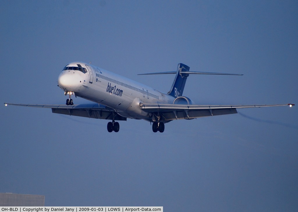 OH-BLD, 1997 McDonnell Douglas MD-90-30 C/N 53544, blue1