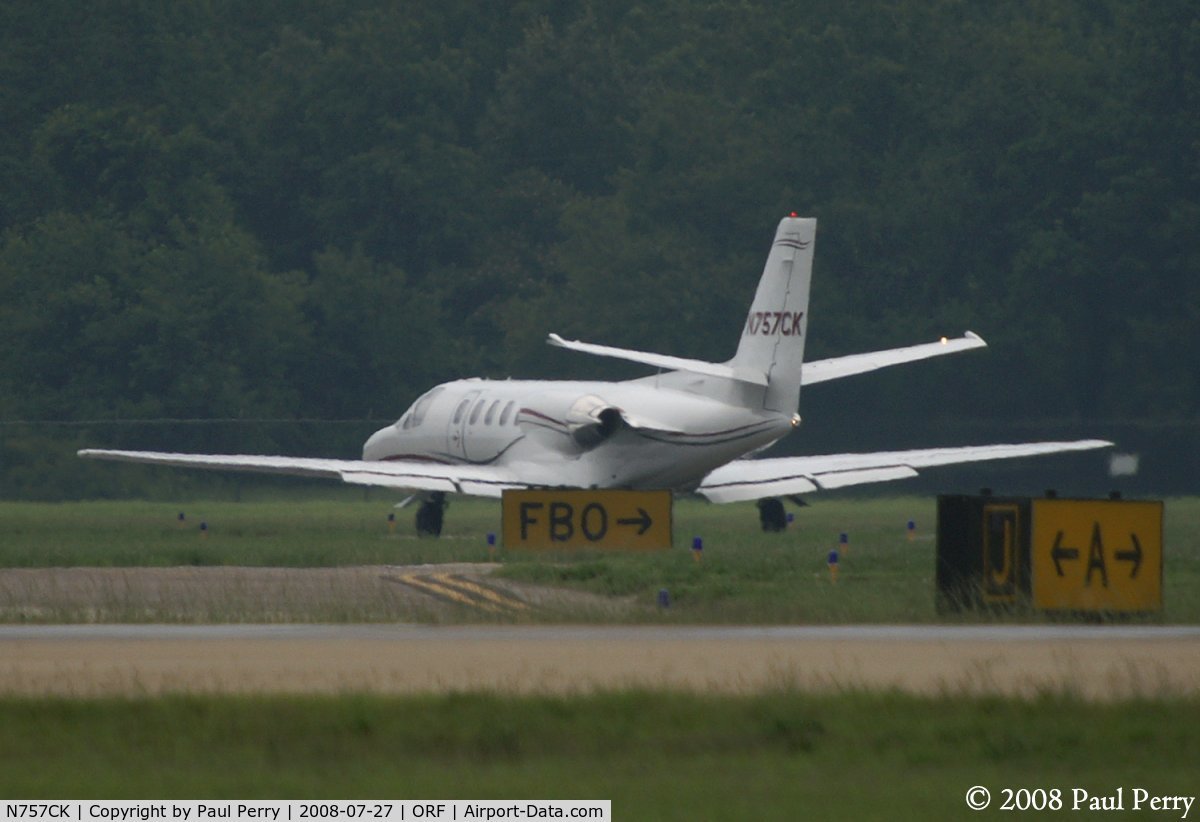 N757CK, 1989 Cessna 560 Citation V C/N 560-0028, Pulling away from the GA area
