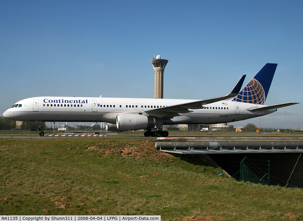 N41135, 1999 Boeing 757-224 C/N 29284, Taxiing on parallels runways