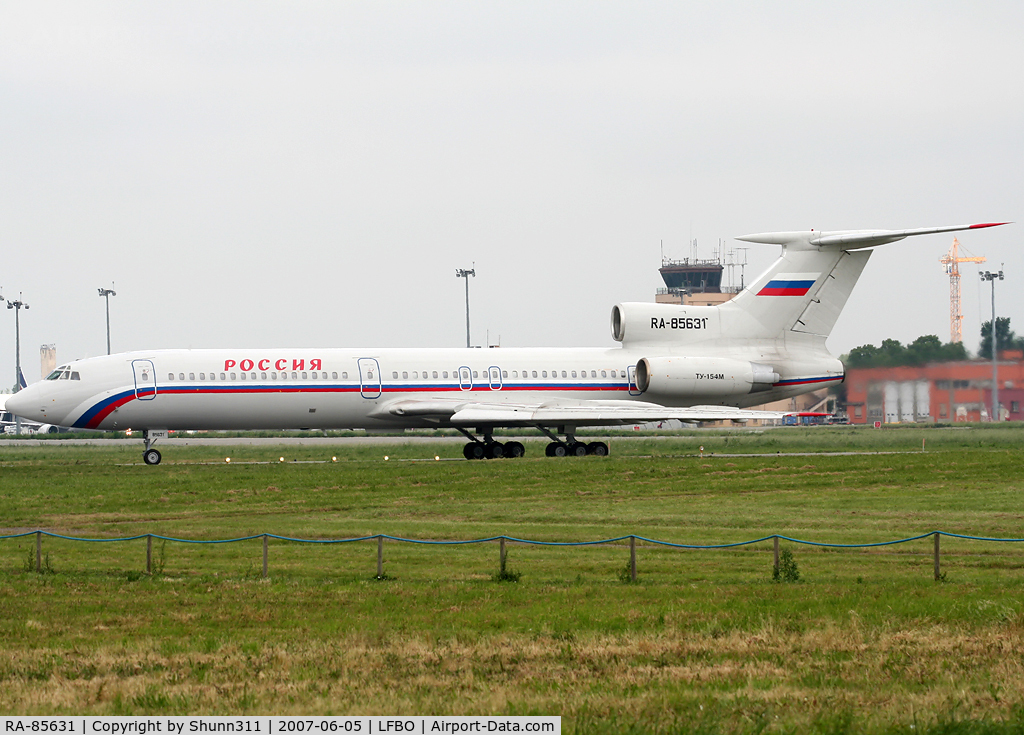 RA-85631, 1987 Tupolev Tu-154M C/N 87A760, Lining up rwy 32R for departure...