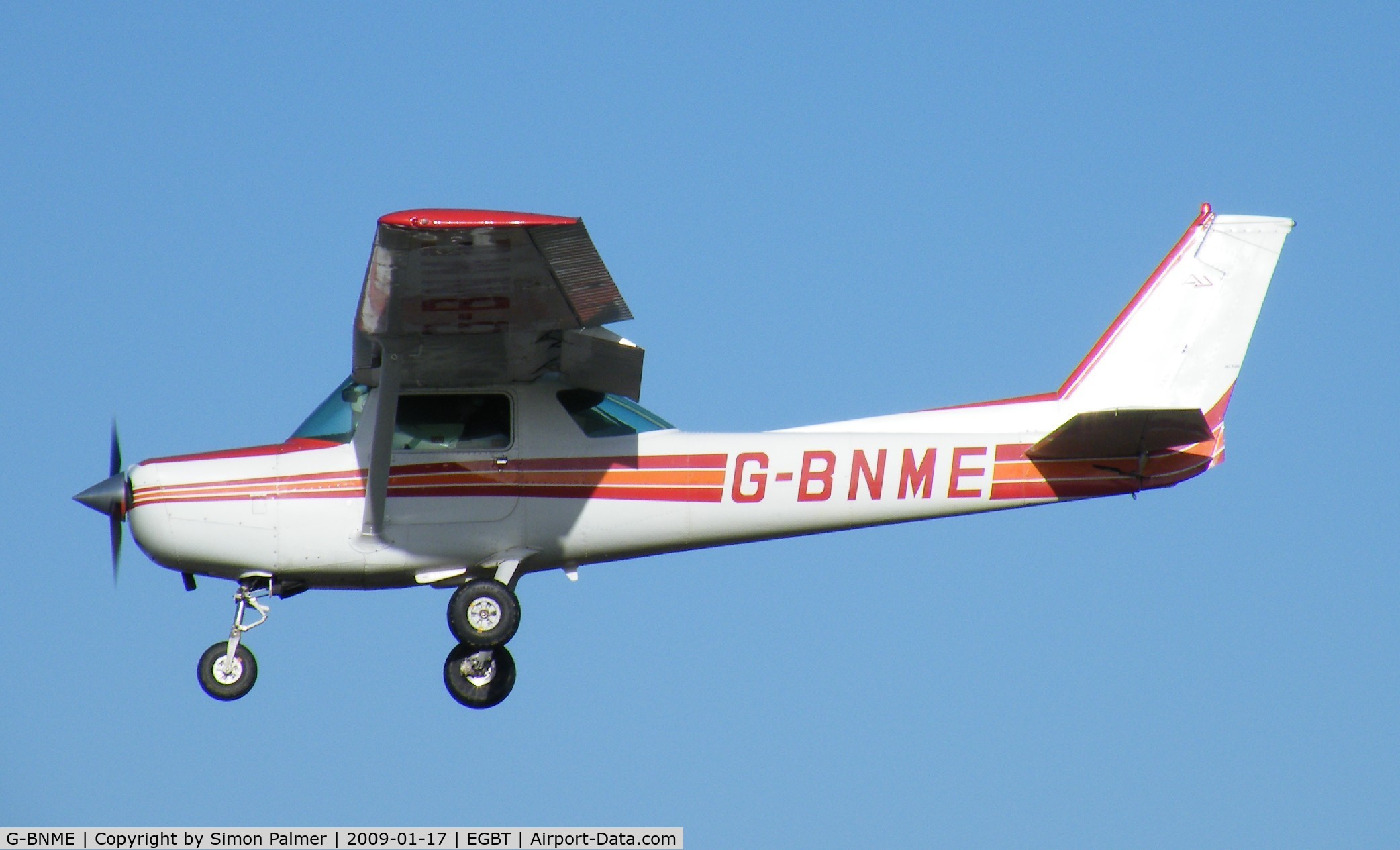 G-BNME, 1981 Cessna 152 C/N 152-84888, Cessna 152 landing at Turweston
