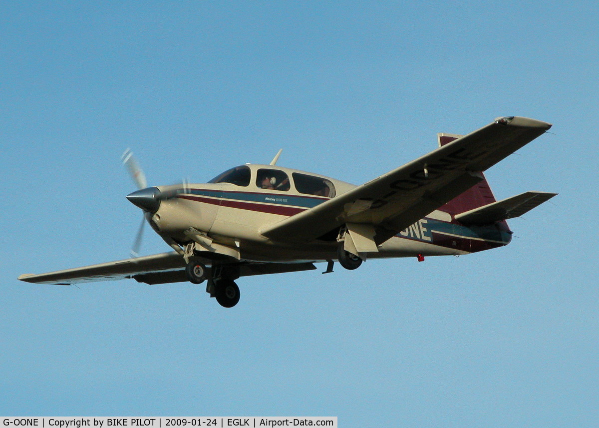 G-OONE, 1987 Mooney M20J 201 C/N 24-3039, APPROACHING RWY 25 FOR A TOUCH AND GO