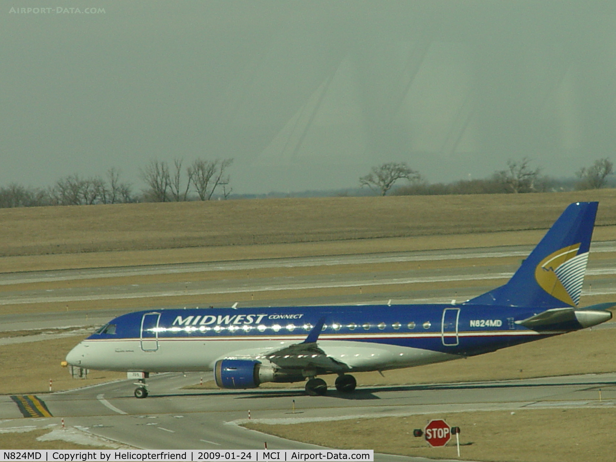 N824MD, 2005 Embraer 170SU (ERJ-170-100SU) C/N 17000045, Taxiing for take off from Terminal A
