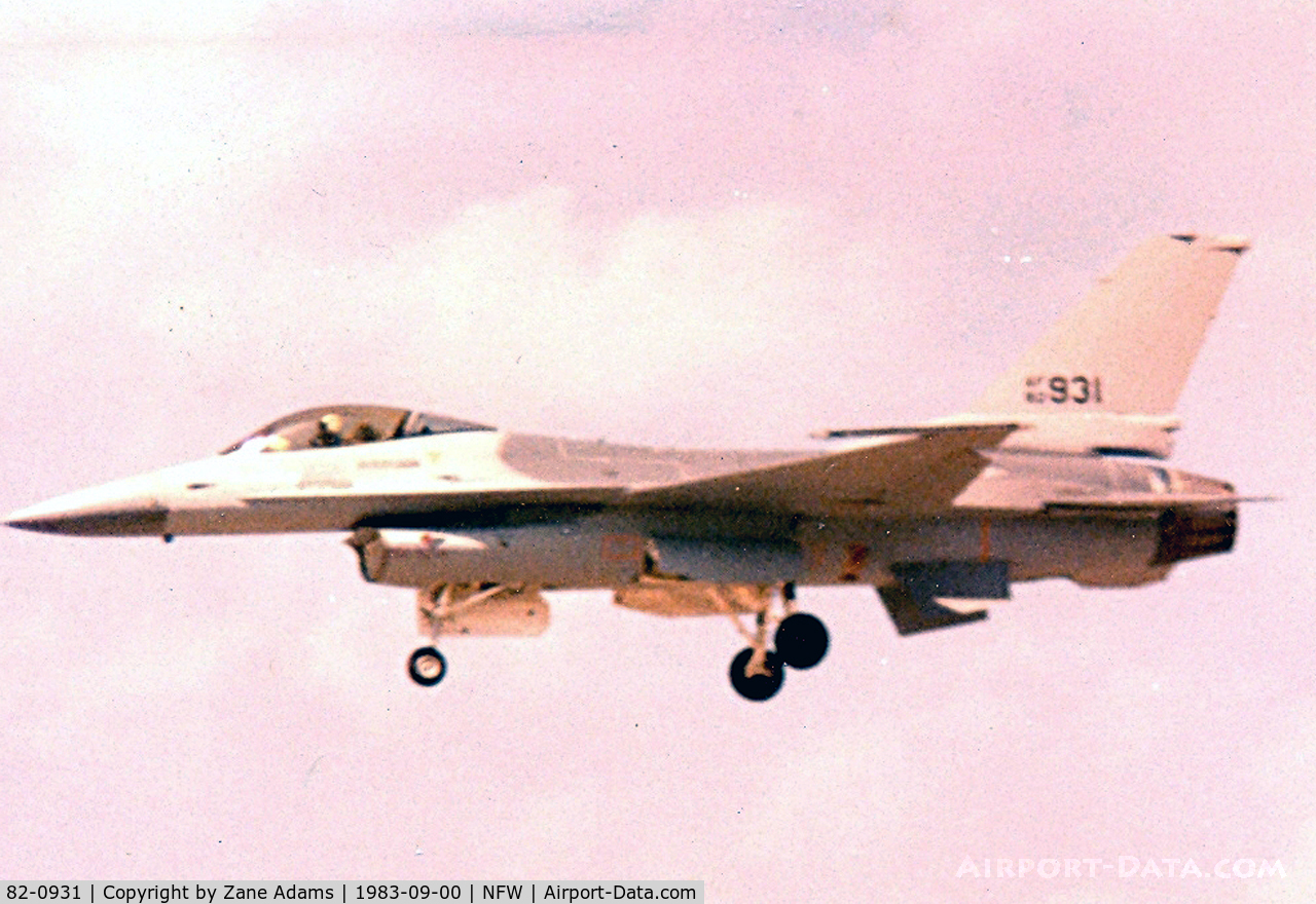 82-0931, General Dynamics F-16A Fighting Falcon C/N 61-524, USAF F-16A landing at Carswell AFB