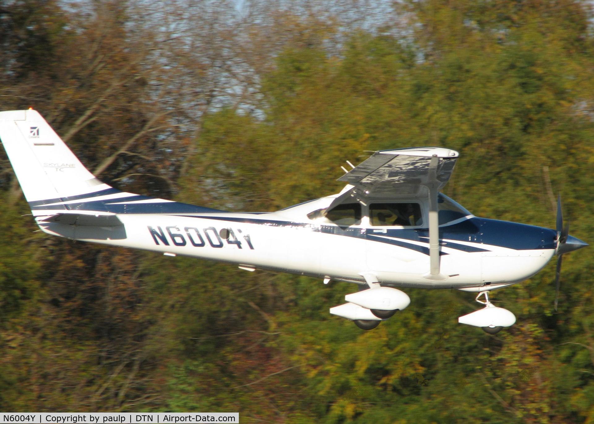 N6004Y, 2006 Cessna T182T Turbo Skylane C/N T18208509, Landing at Downtown Shreveport.
