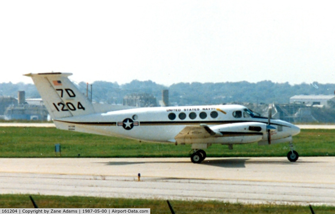 161204, Beech UC-12B Huron C/N BJ-20, Us Navy C-12 Huron Departing the former Dallas Naval Air Station
