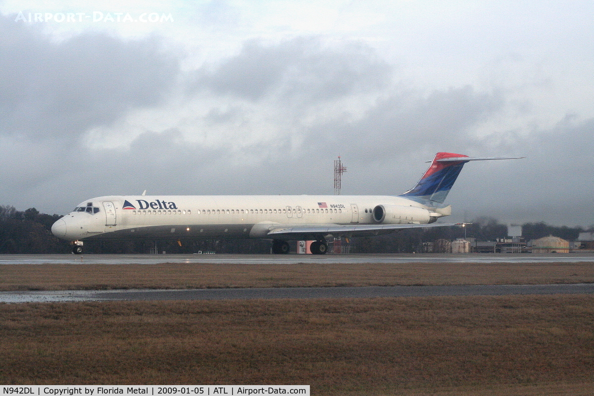 N942DL, 1989 McDonnell Douglas MD-88 C/N 49815, Delta MD-88
