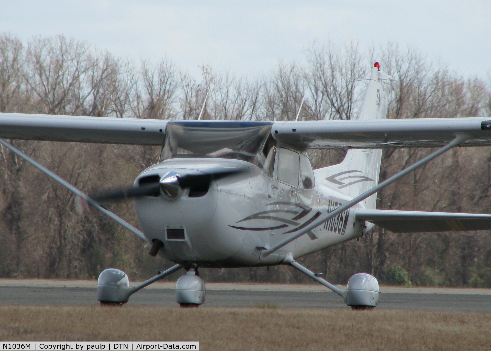 N1036M, 2007 Cessna 172S C/N 172S10599, Taxiing on Foxtrot to Runway 14 at the Downtown Shreveport airport.
