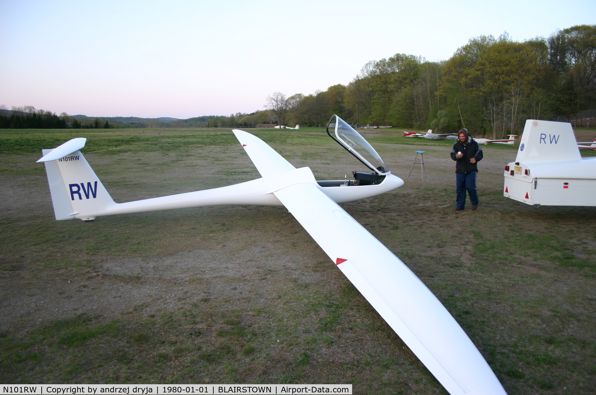 N101RW, 1991 PZL-Bielsko SZD-55-1 C/N 551191028, airport