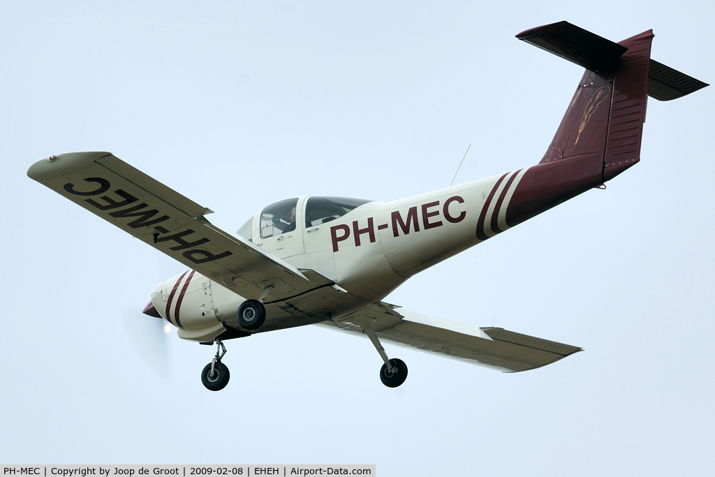 PH-MEC, 1979 Piper PA-38-112 Tomahawk Tomahawk C/N 38-79A0764, landing at Eindhoven