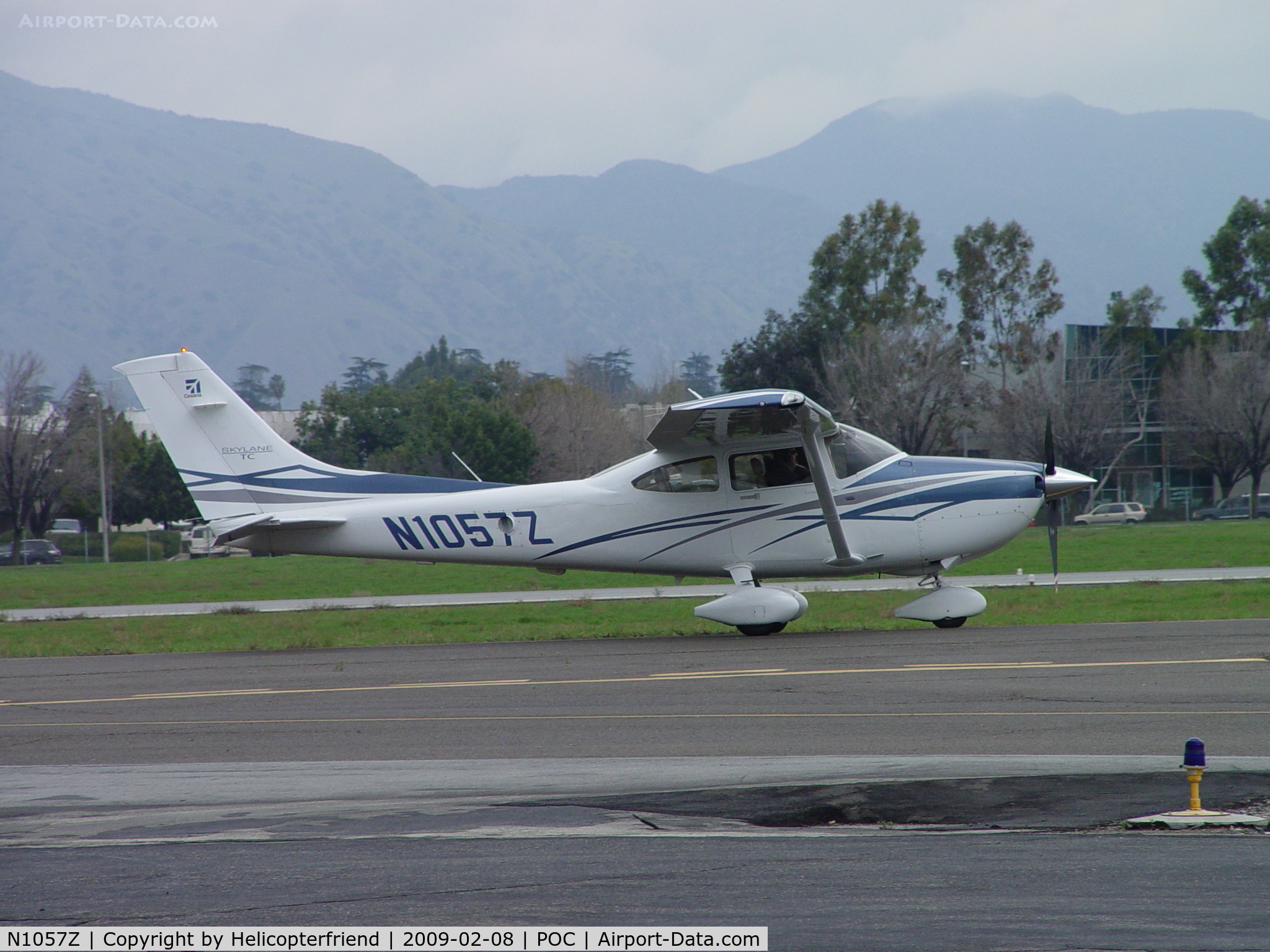 N1057Z, 2007 Cessna T182T Turbo Skylane C/N T18208795, Taxiing to area of 26L for take off, light rain