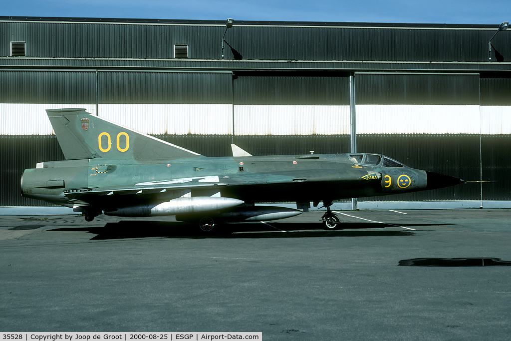 35528, Saab J-35F Draken C/N 35-528, Although wearing a F9 code this Draken last flew with F10. Now preserved in the Göteborg-Säve museum.