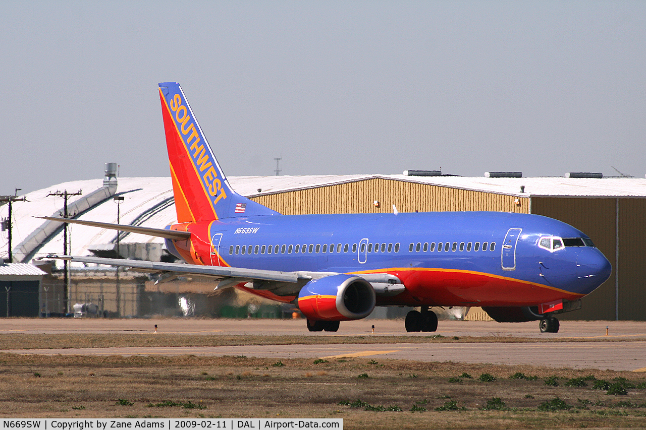 N669SW, 1987 Boeing 737-3A4 C/N 23752, Southwest Airlines 737 at Love Field