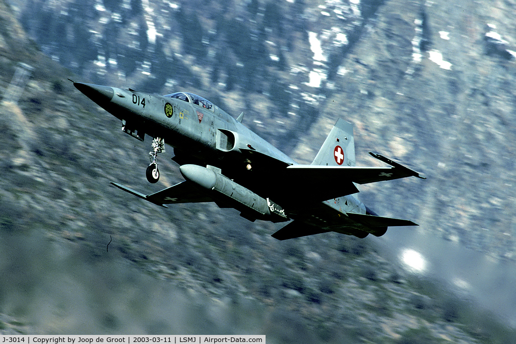 J-3014, 1979 Northrop F-5E Tiger II C/N L.1014, Take off in the narrow Rhone valley. Pitty Turtmann is closed now.