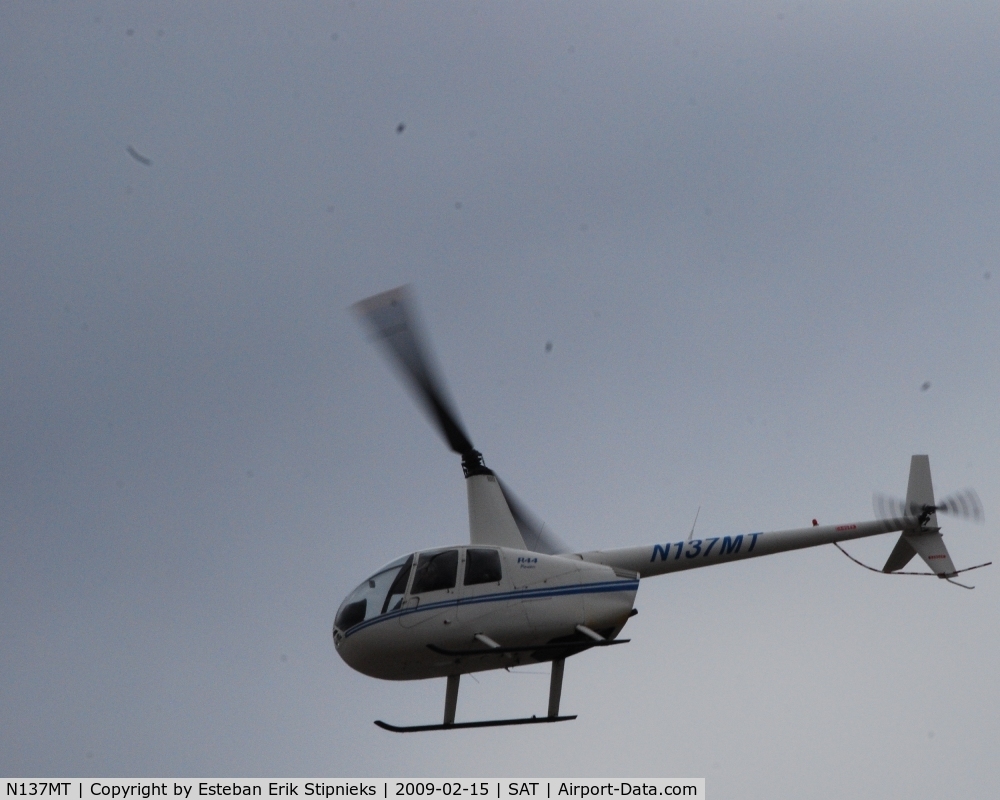 N137MT, 2001 Robinson R44 C/N 1134, Robinson flying out of SAT